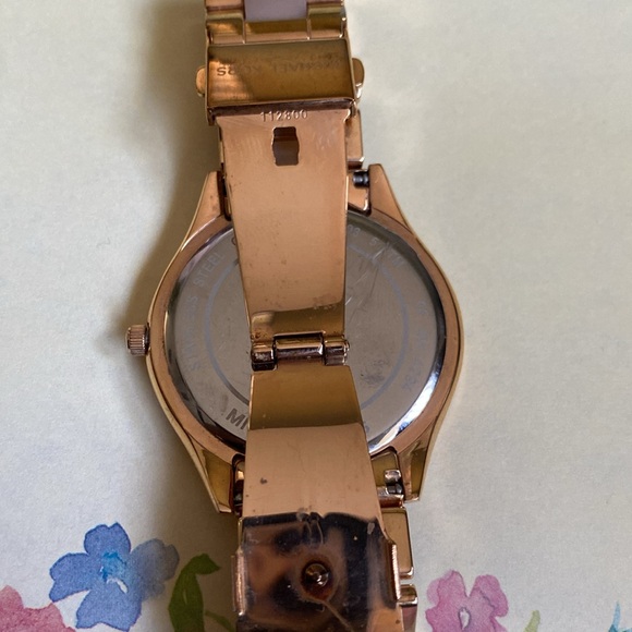 Beautiful Michael Kors MK 4294 Goldtone Classic Slim Runway Unisex Wristwatch - Picture 8 of 12